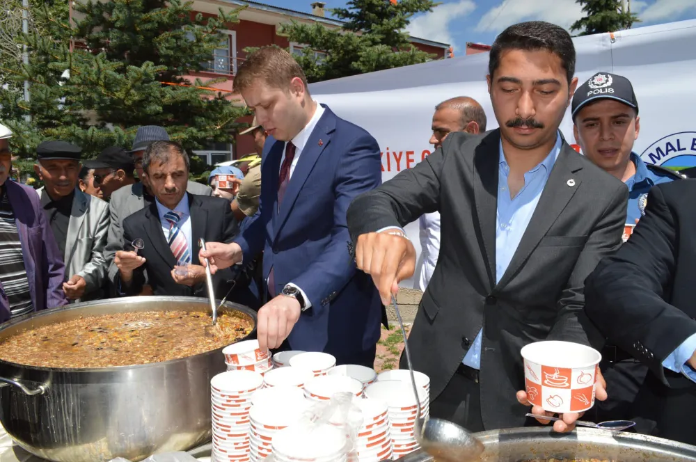 Damal Belediyesi Aşure dağıttı