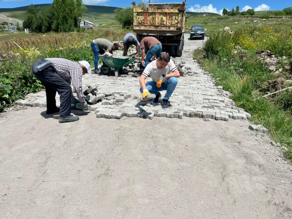 Başkan Çamlıyurt, eldivenleri giydi parke taşı döşedi