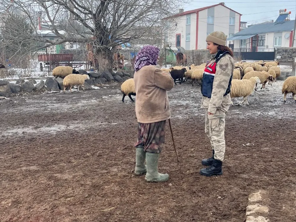 Jandarma, üreticilere güvenlik kamerasının önemini anlatıyor