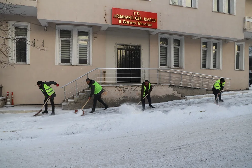 BELEDİYE EKİPLERİNİN KARLA MÜCADELESİ SÜRÜYOR