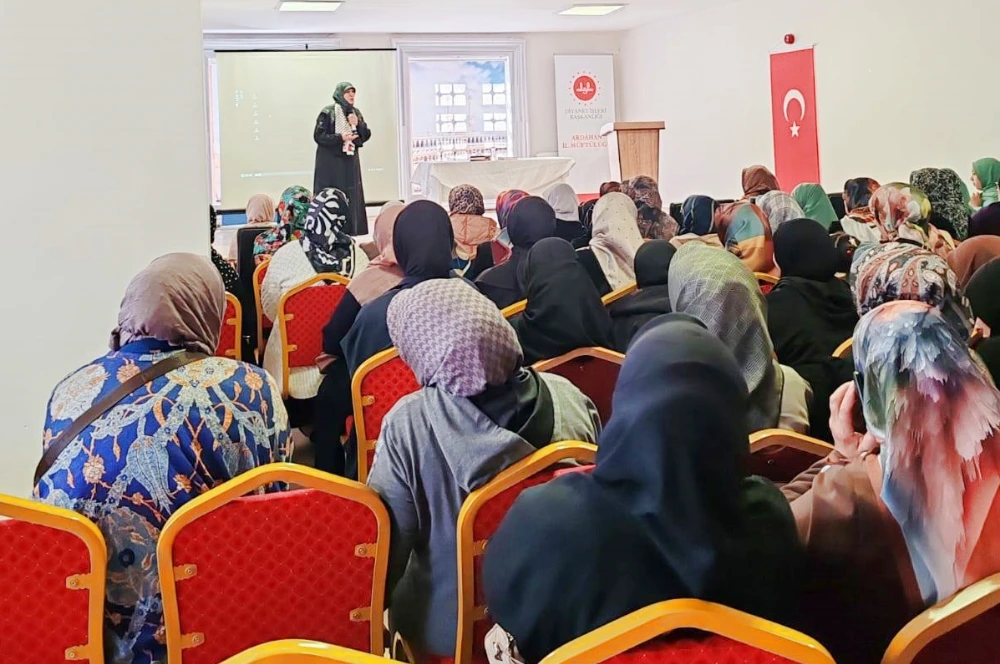 Ardahan’da “El Ele Cennete Girecek Eşler” Konulu Konferans Düzenlendi