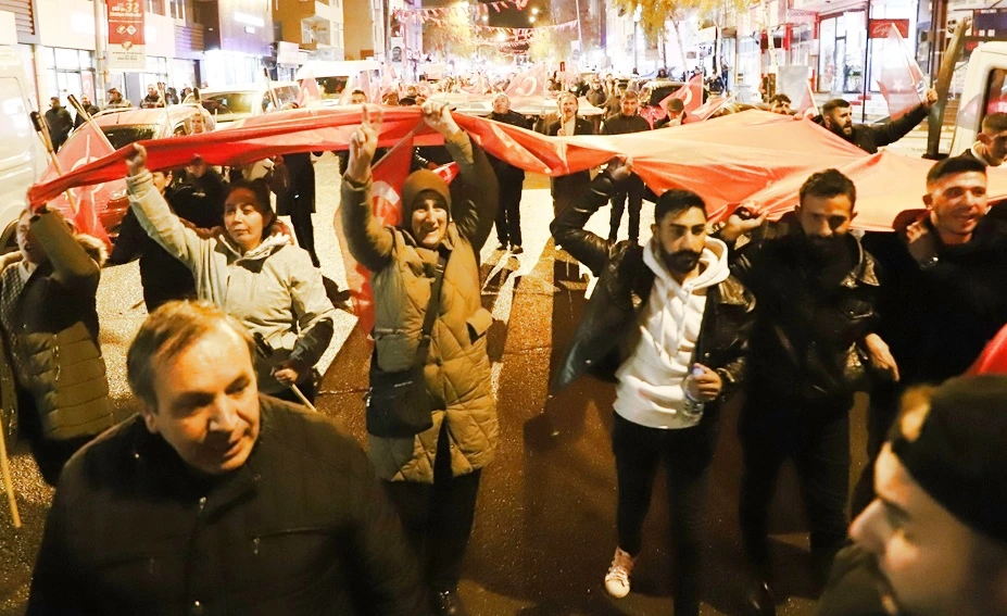 Başkan Faruk Demir, Fener Alayı’nda Vatandaşlarla Yürüdü