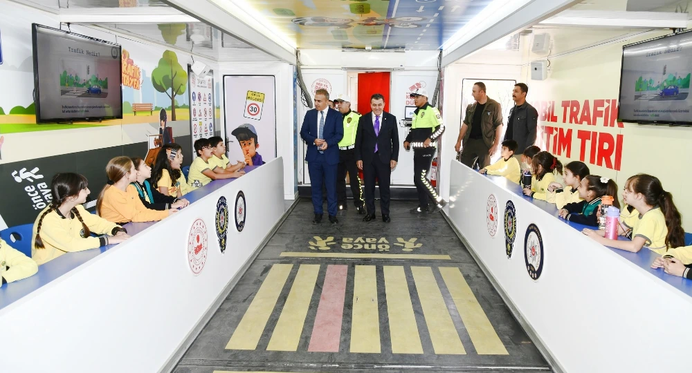 Ardahan’da Öğrencilere Mobil Tırda Trafik Eğitimi