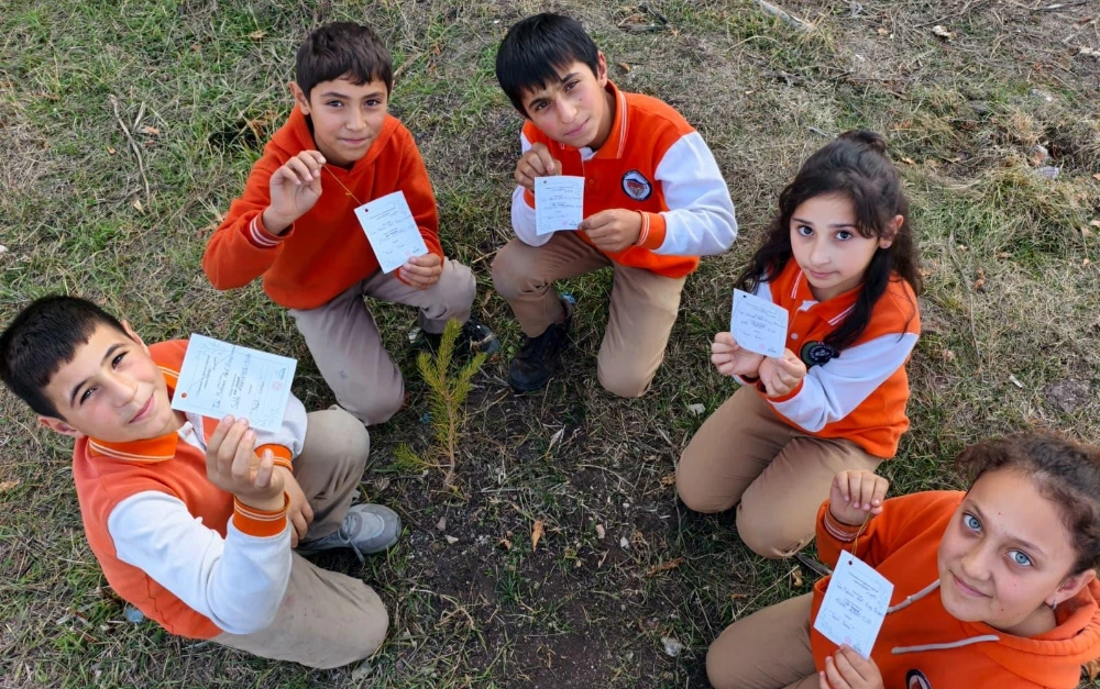 Ardahan’da Öğrenciler 10 Kasım’da Fidan Dikerek Atatürk’ü Andı
