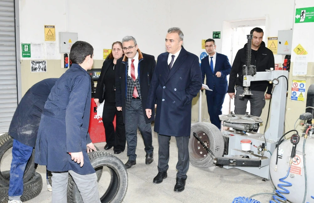 Vali Çiçek, Kazım Karabekir Mesleki ve Teknik Anadolu Lisesi’ni Ziyaret Etti