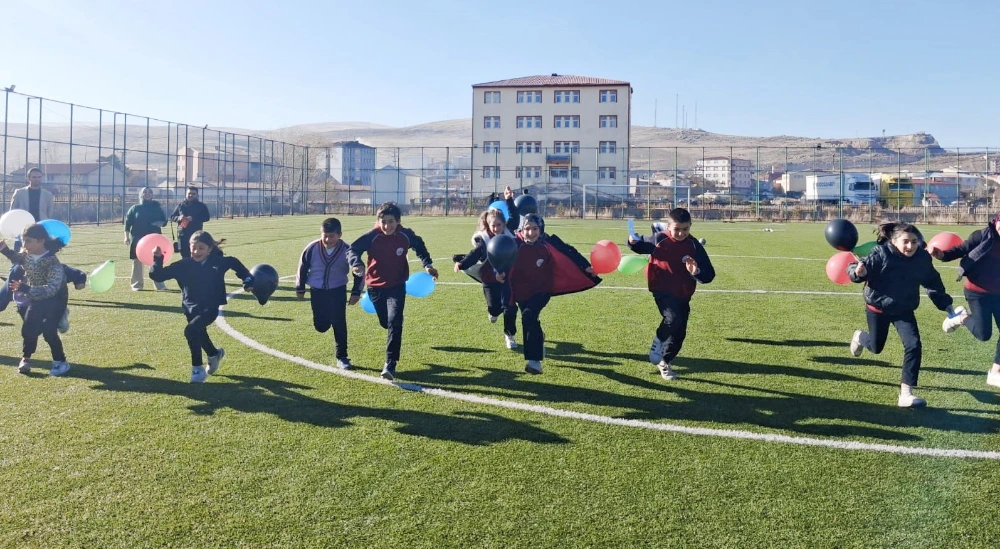 Çıldır’da “Filistin ve Doğu Türkistan İçin Balon Uçurma” Etkinliği Düzenlendi