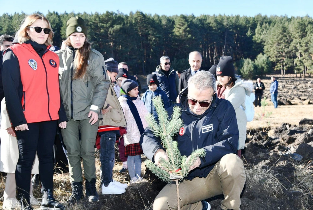 Vali Çiçek Öğrencilerle Birlikte Fidan Dikti