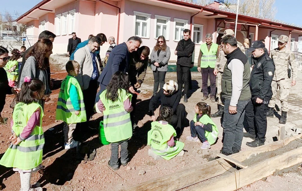 Minikler Kaymakamla Birlikte Fidan Dikti