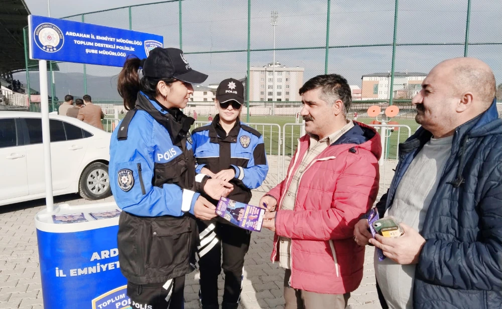 Ardahan Polisi Vatandaşları Siber Suçlara Karşı bilgilendirdi