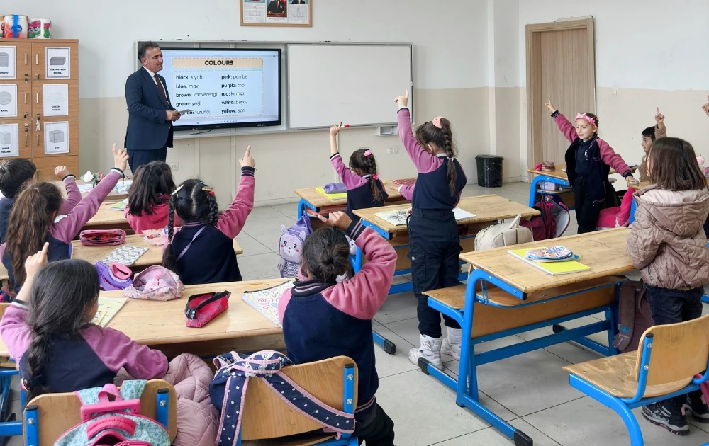 Yolcu, Hanak’ta Okulları Ziyaret etti