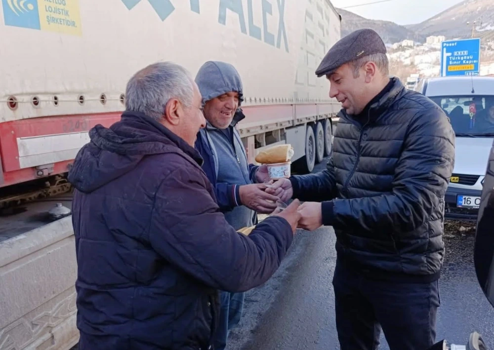 Başkan Demirci, Tır Şöförlerine çorba ikramında bulundu