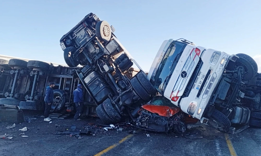 Buzlanan yolda zincirleme kaza