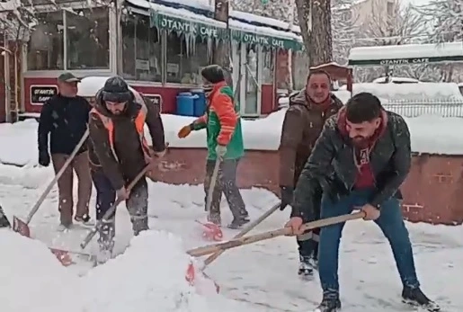 Belediye Kar timleri iş başında