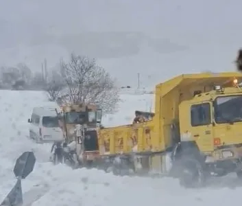 Ambulansa yol açan iş makinesi kara saplandı