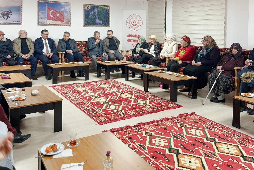 Vali Çiçek, Huzurevinde İftar yaptı 