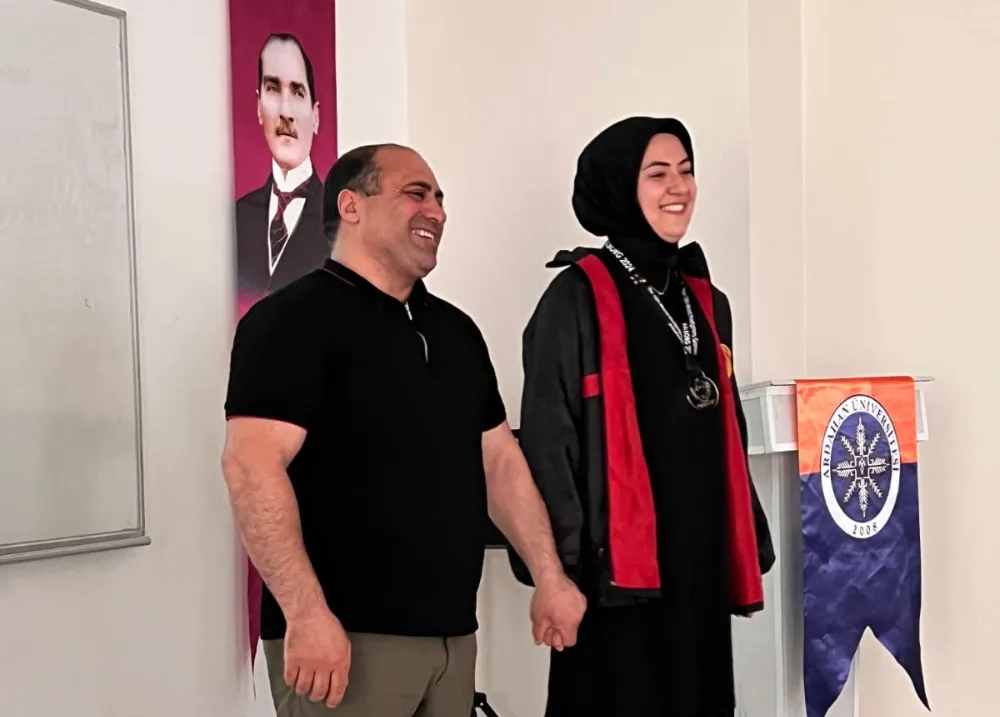 Akademisyenden anlamlı madalya jesti