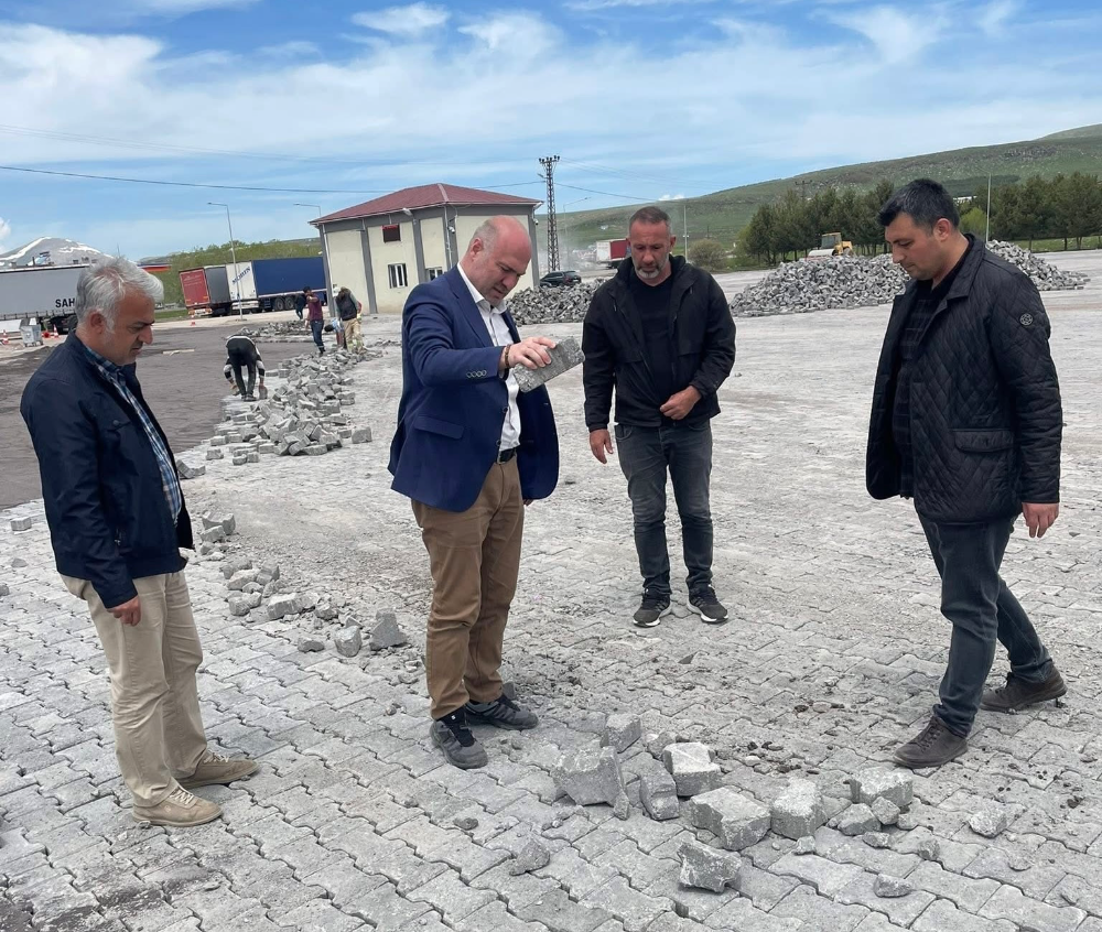 Genel Sekreter Emin, Damal Tır Parkı’nda parke yapım çalışmalarını inceledi