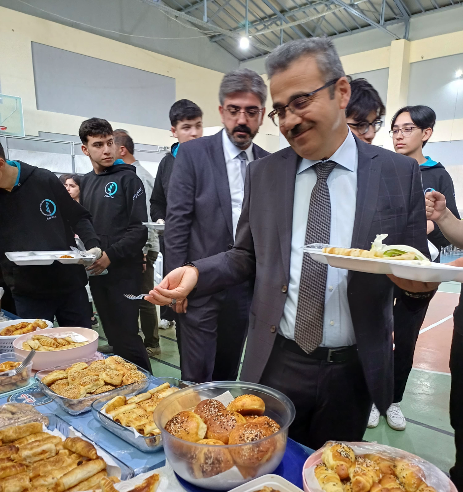 Yunus Emre Anadolu Lisesi’nden Minik Çınar’a Umut