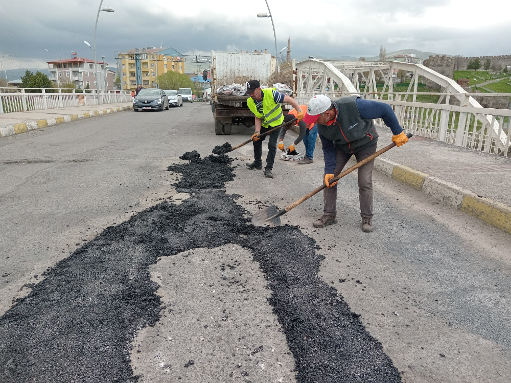 ASFALT DOLGU ÇALIŞMALARI SÜRÜYOR