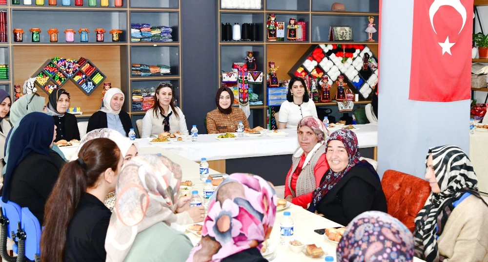 Vali Hayrettin Çiçek’in eşi Berna Çiçek’ten Aile Destek Kursiyerlerine Moral Ziyareti