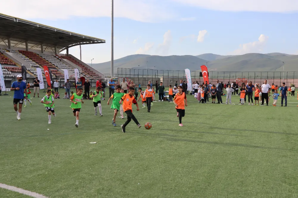 Herkes için futbol şenliği ile stadyum çocuk sesleriyle şenlendi