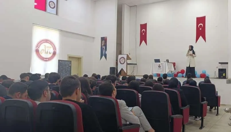 Ardahanlı şair ve yazar Ayla Aydemir, Fen Lisesi öğrencileriyle buluştu