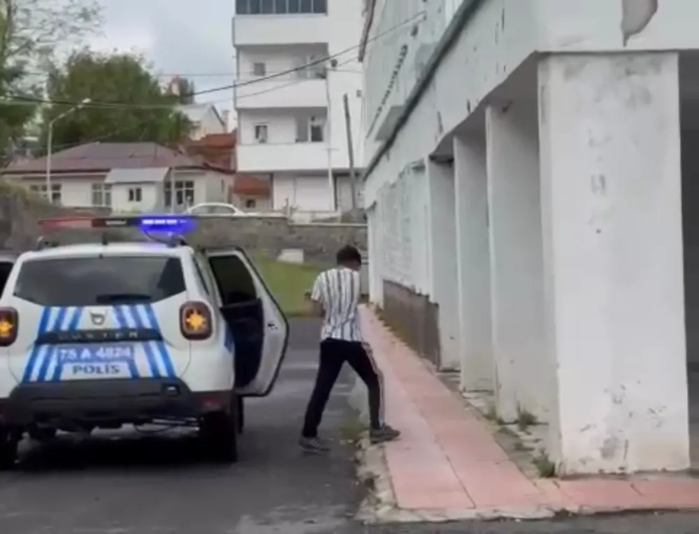 Kimliğini bulamayan öğrencinin yardımına polis yetişti
