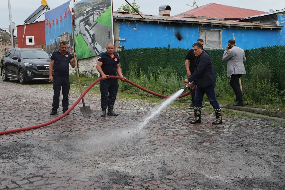 Başkan Demir, ekiplerin yol yıkama çalışmasına eşlik etti