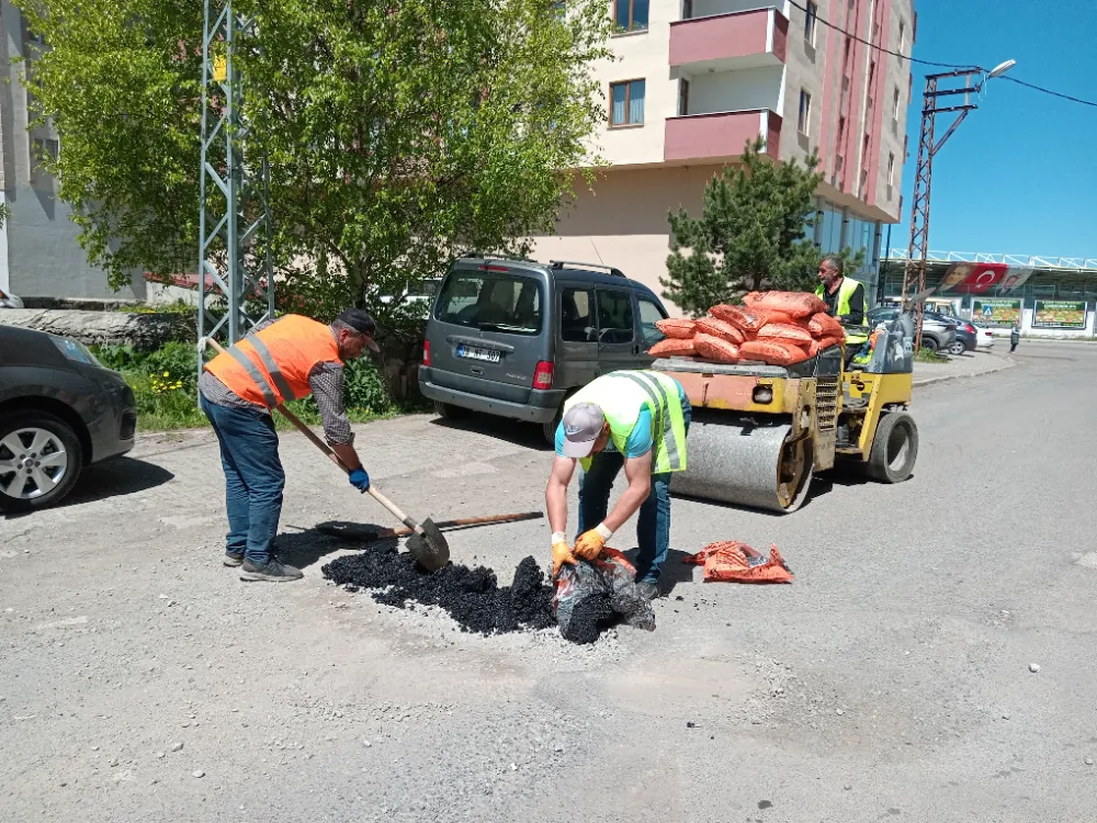 Belediye ekiplerinin asfalt dolgu çalışmaları sürüyor