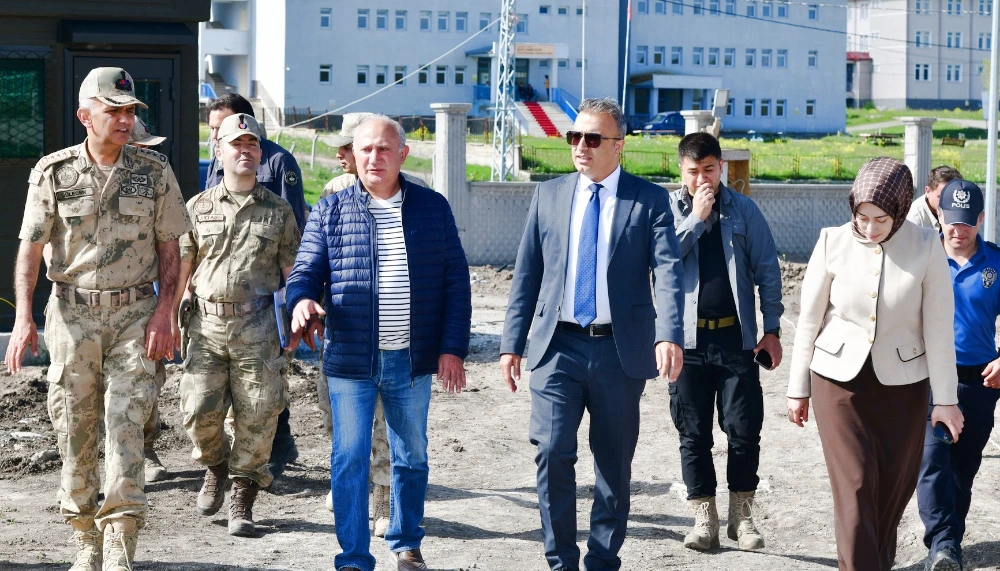Vali Çiçek, Hanak  İlçe Jandarma Komutanlığı İnşaatında İncelemelerde Bulundu