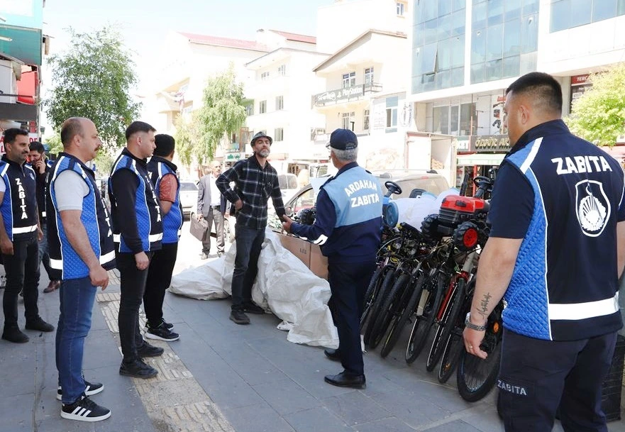 Zabıtadan kaldırım işgali denetimi