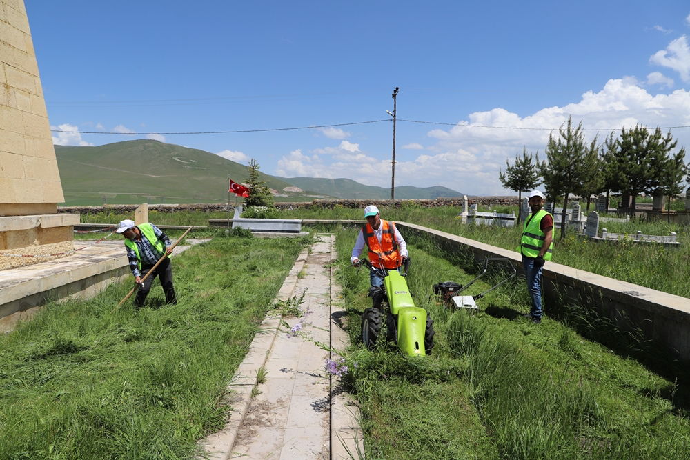 Mezarlıklar bayrama hazırlanıyor