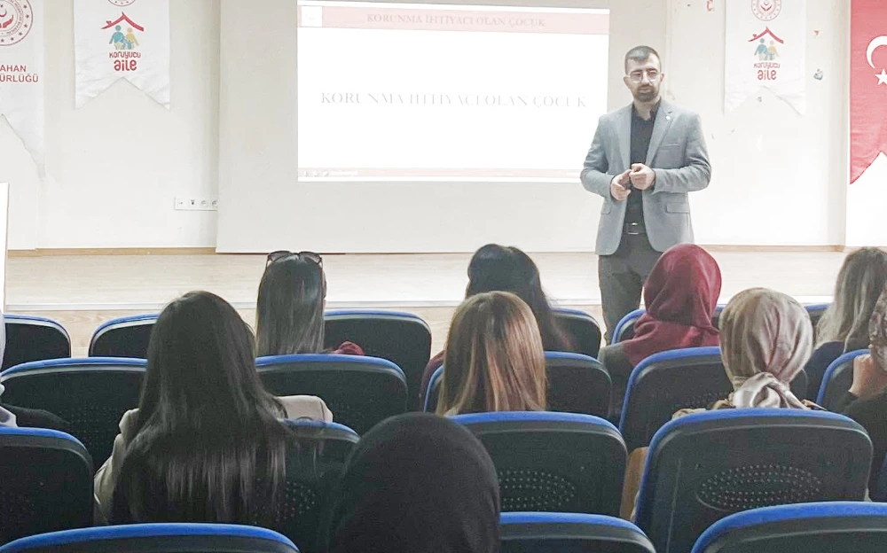 Ardahan’da Koruyucu Aile Hizmeti Eğitimi Düzenlendi
