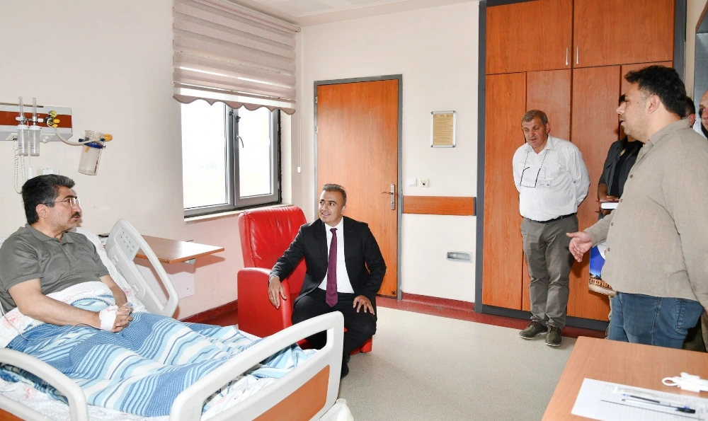 Vali Çiçek’ten Hastaneye Geçmiş Olsun Ziyareti
