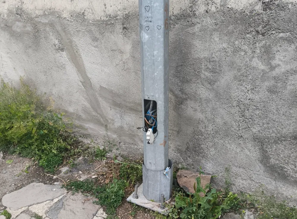 Aydınlatma direği tehlike saçıyor