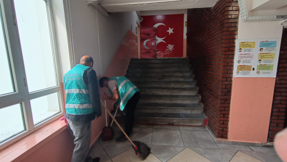 Ardahan’da yükümlüler okulları temizliyor