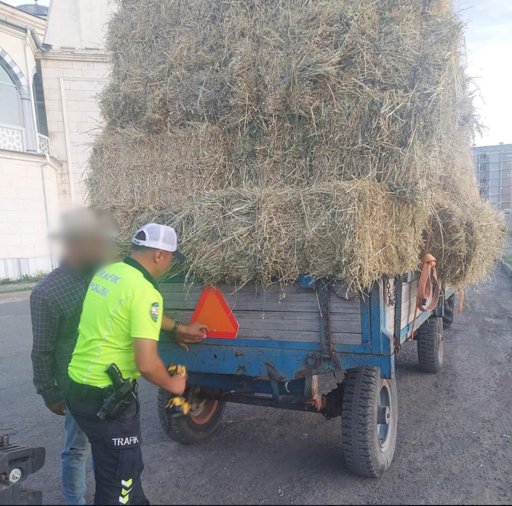 Tarım araçlarına reflektif levha uygulaması