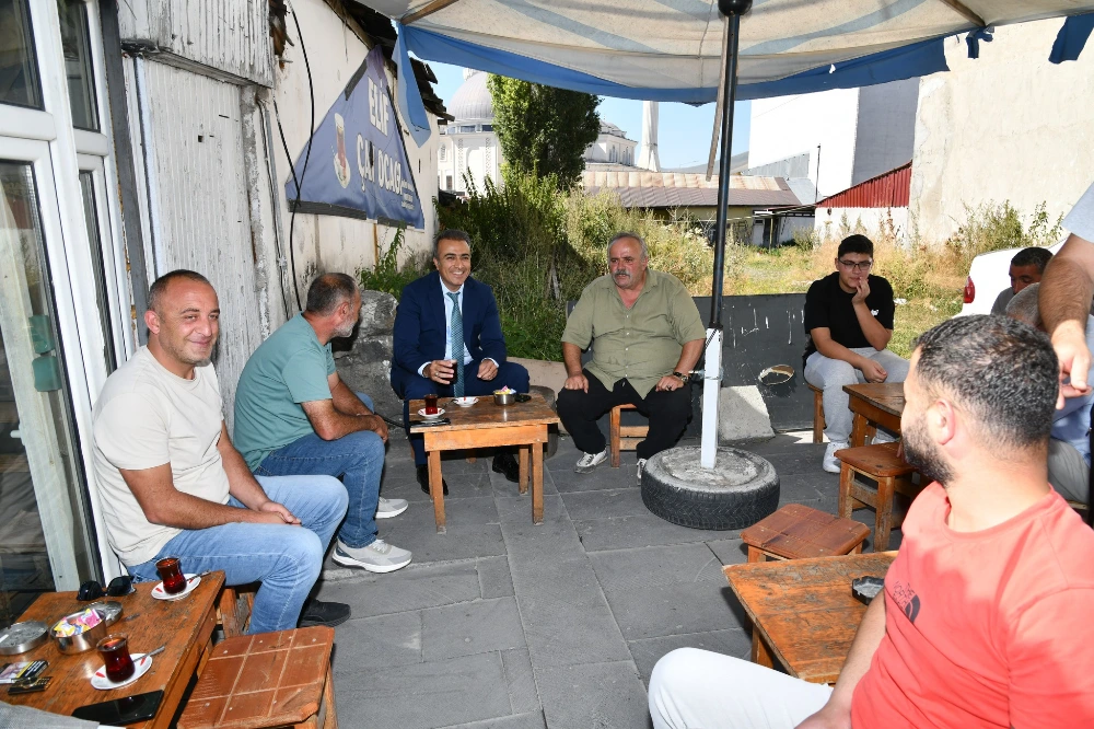 Vali Çiçek Kongre Caddesi’nde Esnaf ve Vatandaşlarla Buluştu