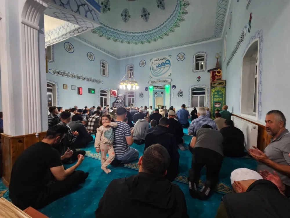Mevlid Kandilinde camiler doldu