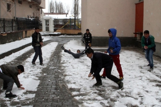 iha.com.tr » Yerel Haberler » Ardahan » 23 Nisan`da Çocukların Kartopu Keyfi23 Nisan 2015 15:06 23 Nisan`da Çocuklar Kartopu Oynadı